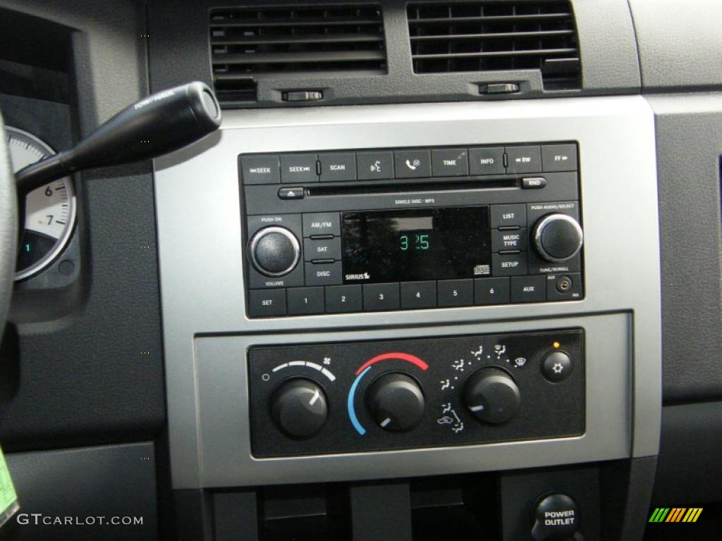2008 Dodge Dakota SLT Crew Cab Controls Photo #38015588