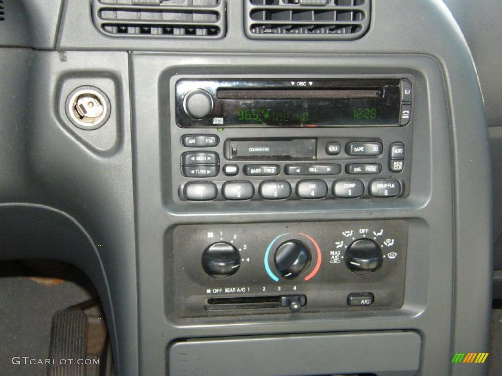 2002 Nissan Quest SE Controls Photo #38017468