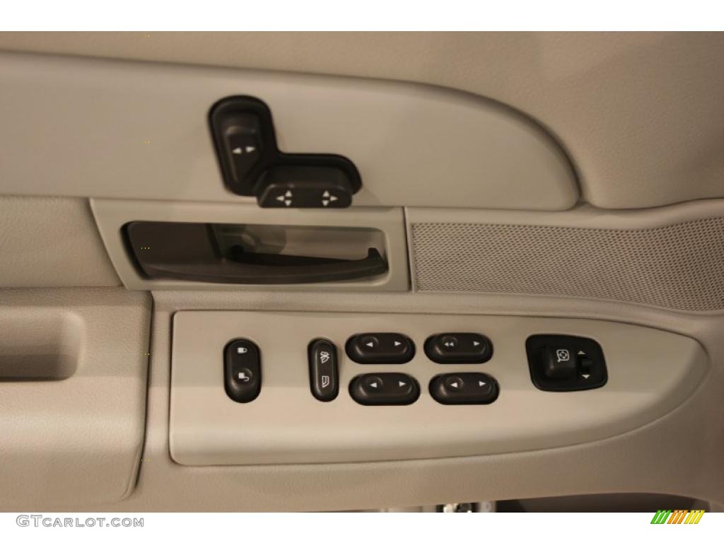 2004 Ford Crown Victoria LX Controls Photo #38024448