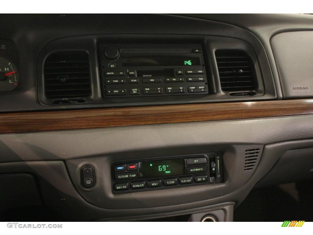 2004 Ford Crown Victoria LX Controls Photo #38024504