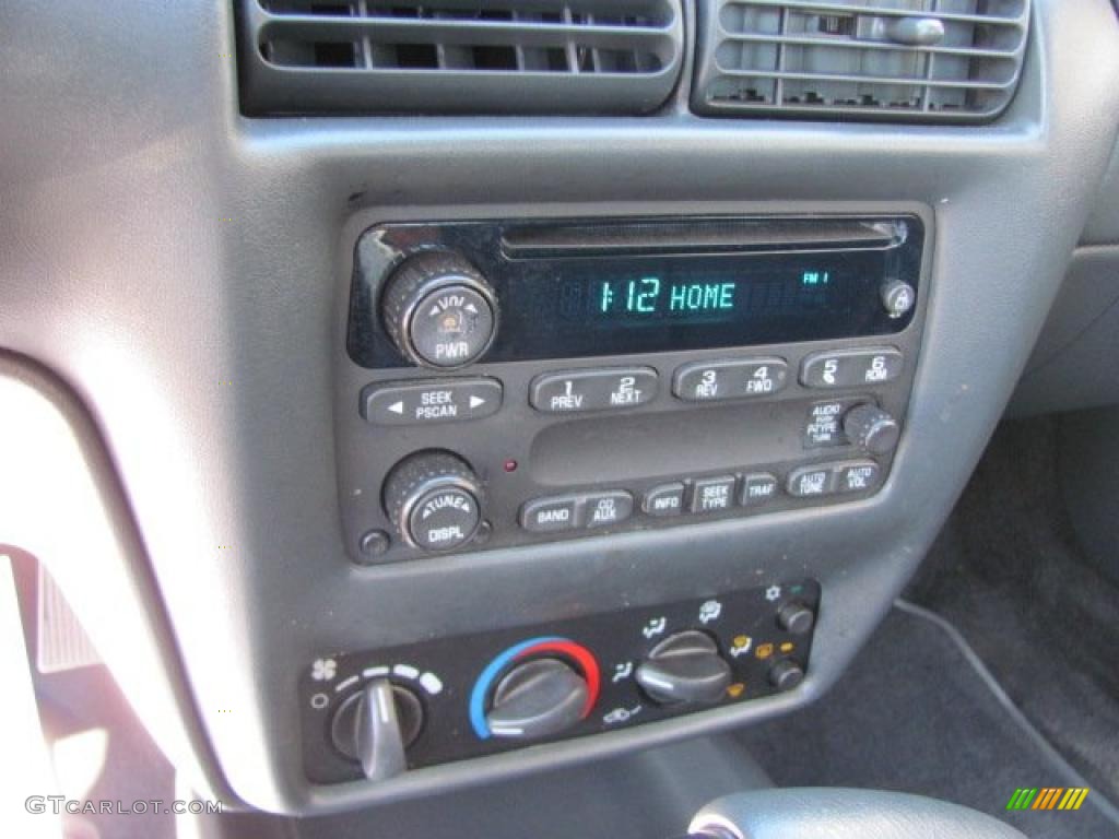 2004 Chevrolet Cavalier LS Sedan Controls Photo #38024604