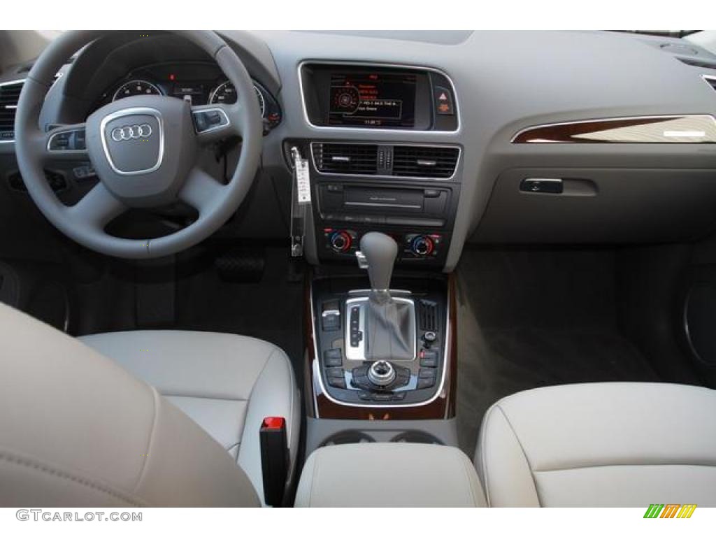2011 Audi Q5 3.2 quattro Light Gray Dashboard Photo #38027006