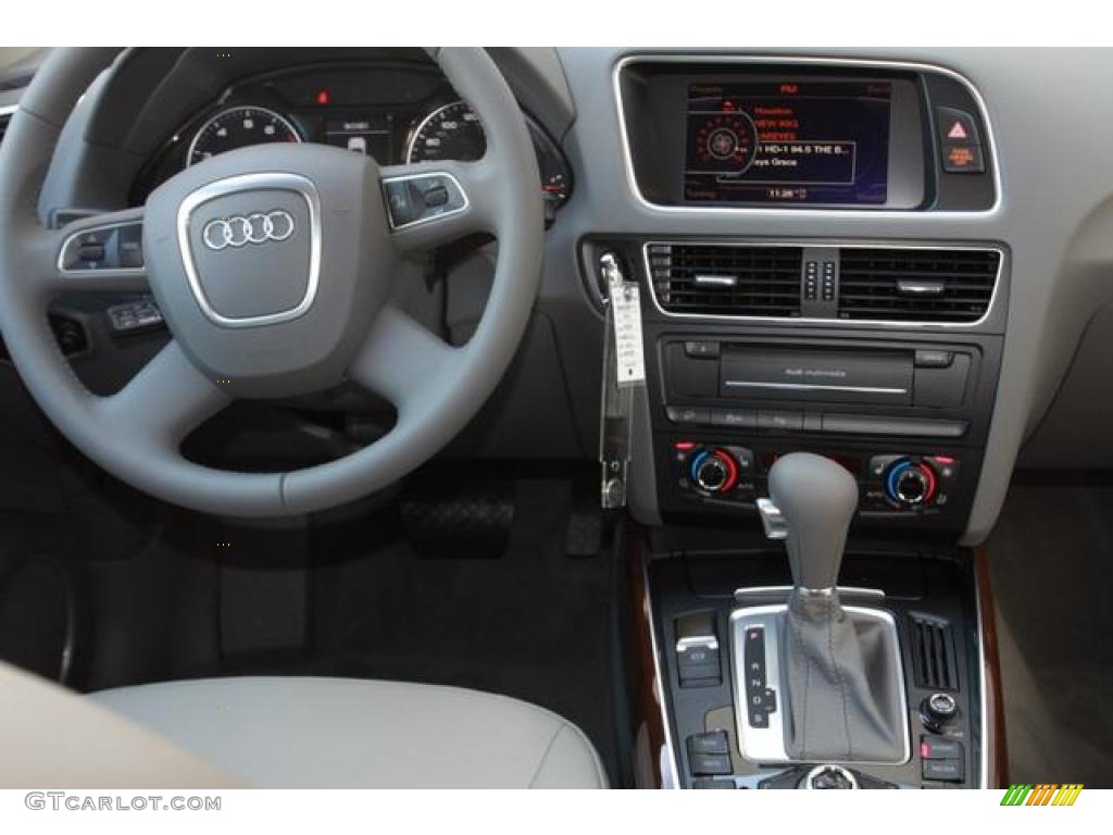 2011 Audi Q5 3.2 quattro Light Gray Dashboard Photo #38027026