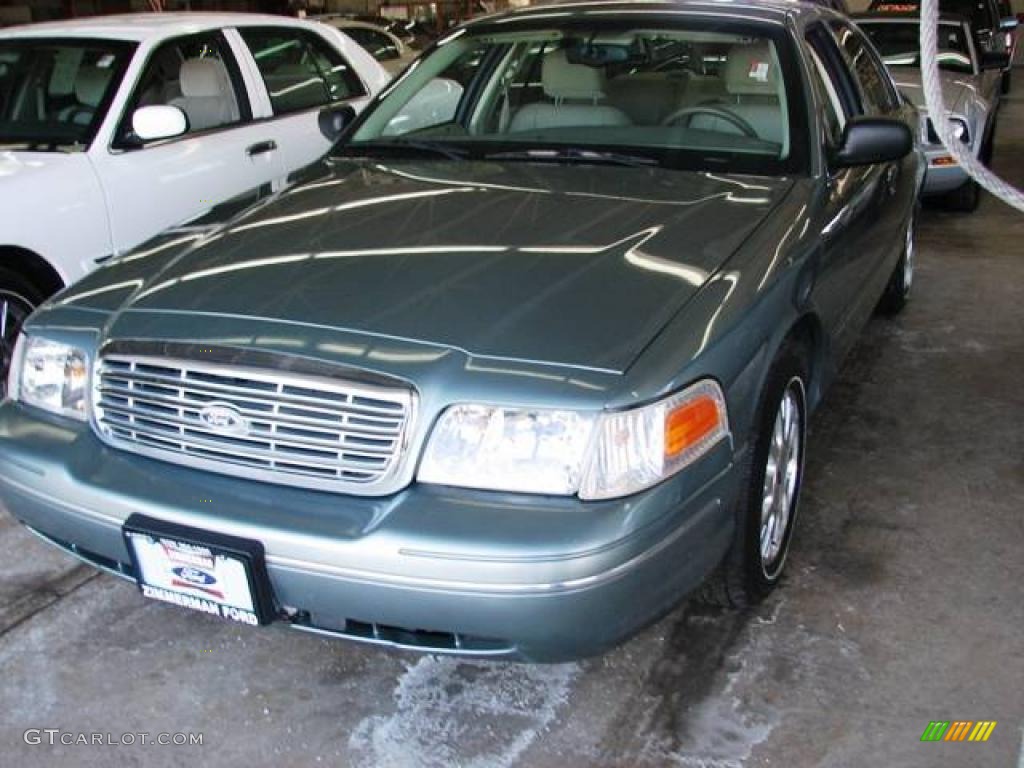 2005 Crown Victoria LX - Light Tundra Metallic / Medium Parchment photo #2