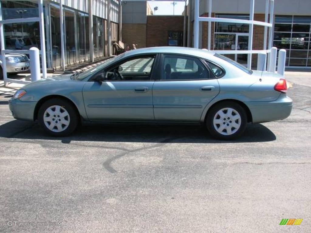 2005 Taurus SE - Light Tundra Metallic / Medium/Dark Flint photo #1