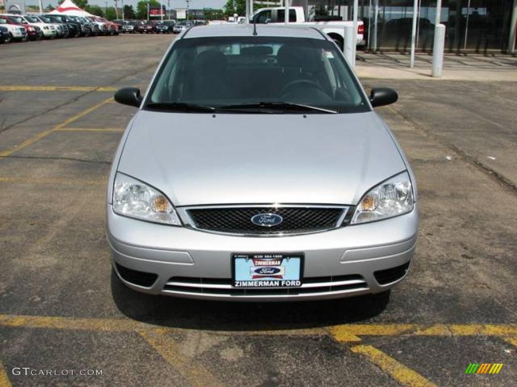 2006 Focus ZX4 SE Sedan - CD Silver Metallic / Dark Flint/Light Flint photo #2