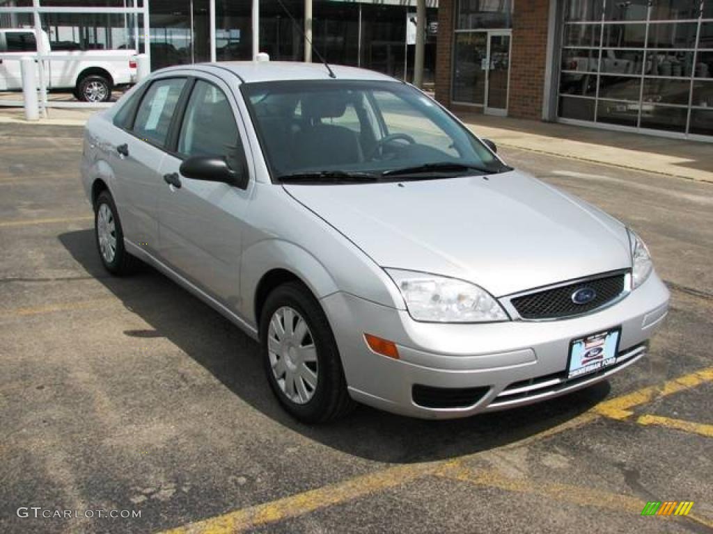 2006 Focus ZX4 SE Sedan - CD Silver Metallic / Dark Flint/Light Flint photo #4