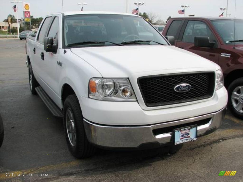 2006 F150 XLT SuperCrew - Oxford White / Medium/Dark Flint photo #3