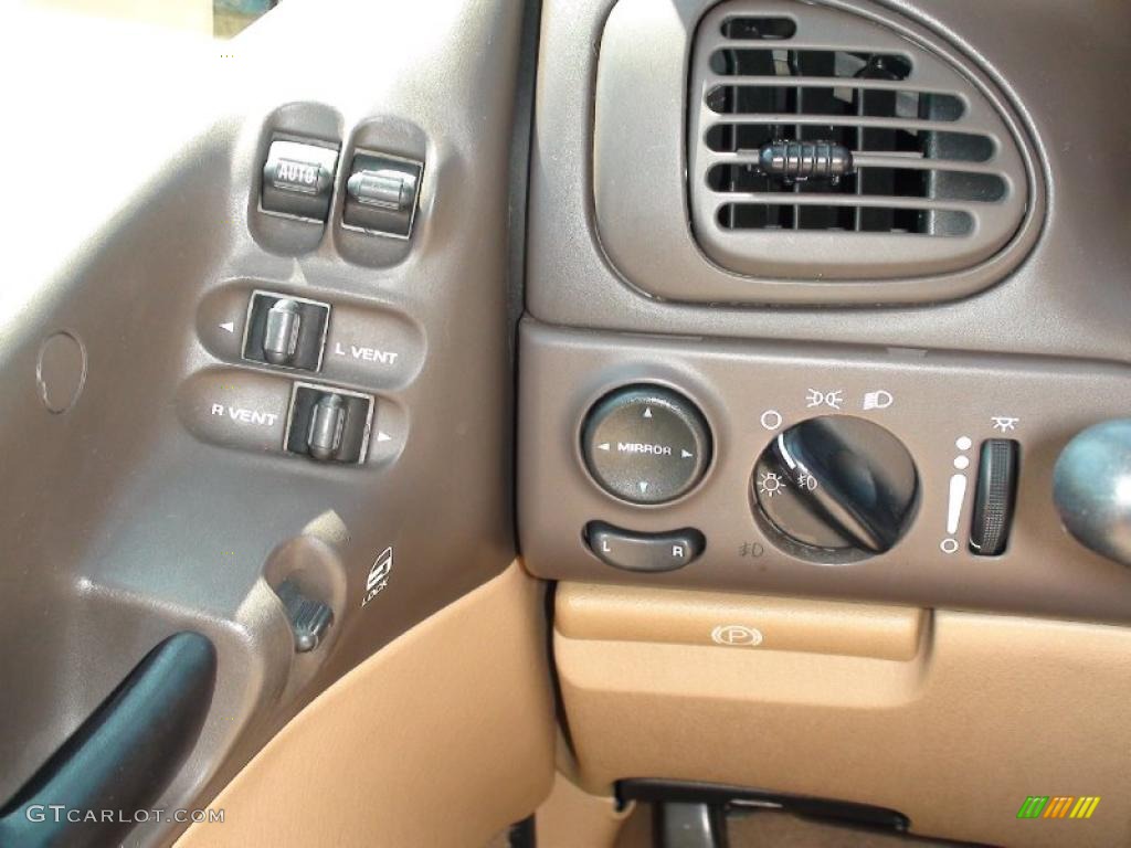 2000 Chrysler Town & Country LXi Controls Photo #38040610