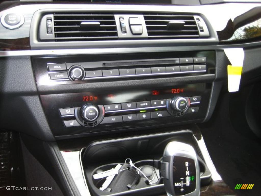 2011 BMW 5 Series 528i Sedan Controls Photo #38044555