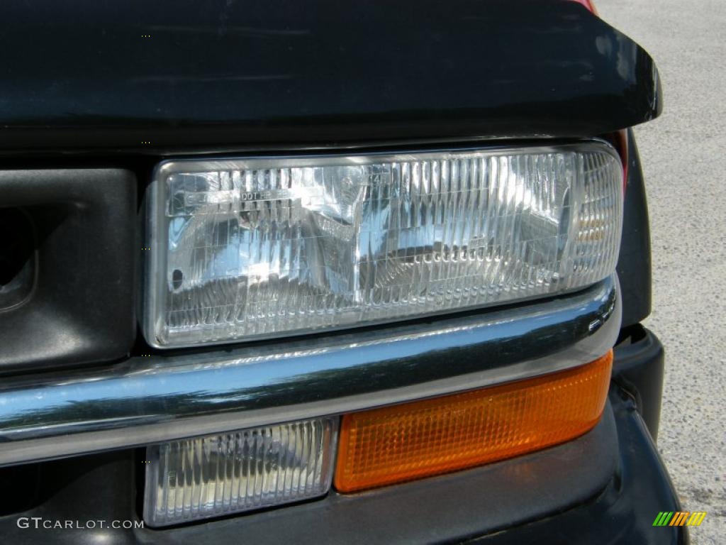 2003 S10 ZR2 Extended Cab 4x4 - Victory Red / Graphite photo #9