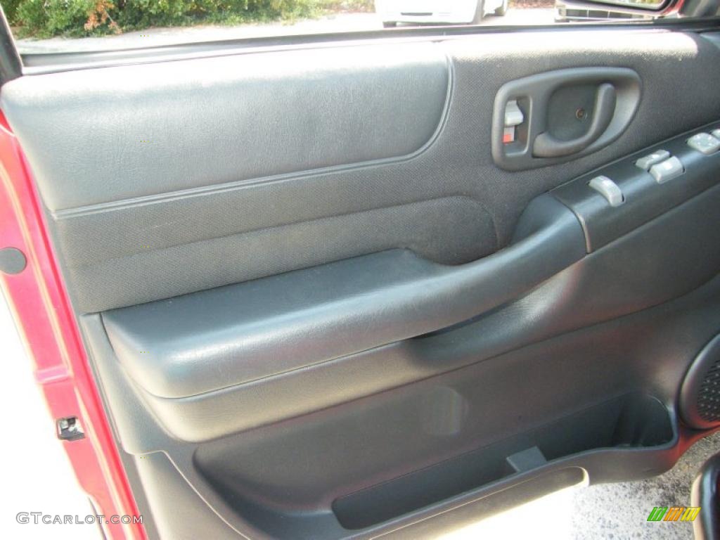 2003 S10 ZR2 Extended Cab 4x4 - Victory Red / Graphite photo #17