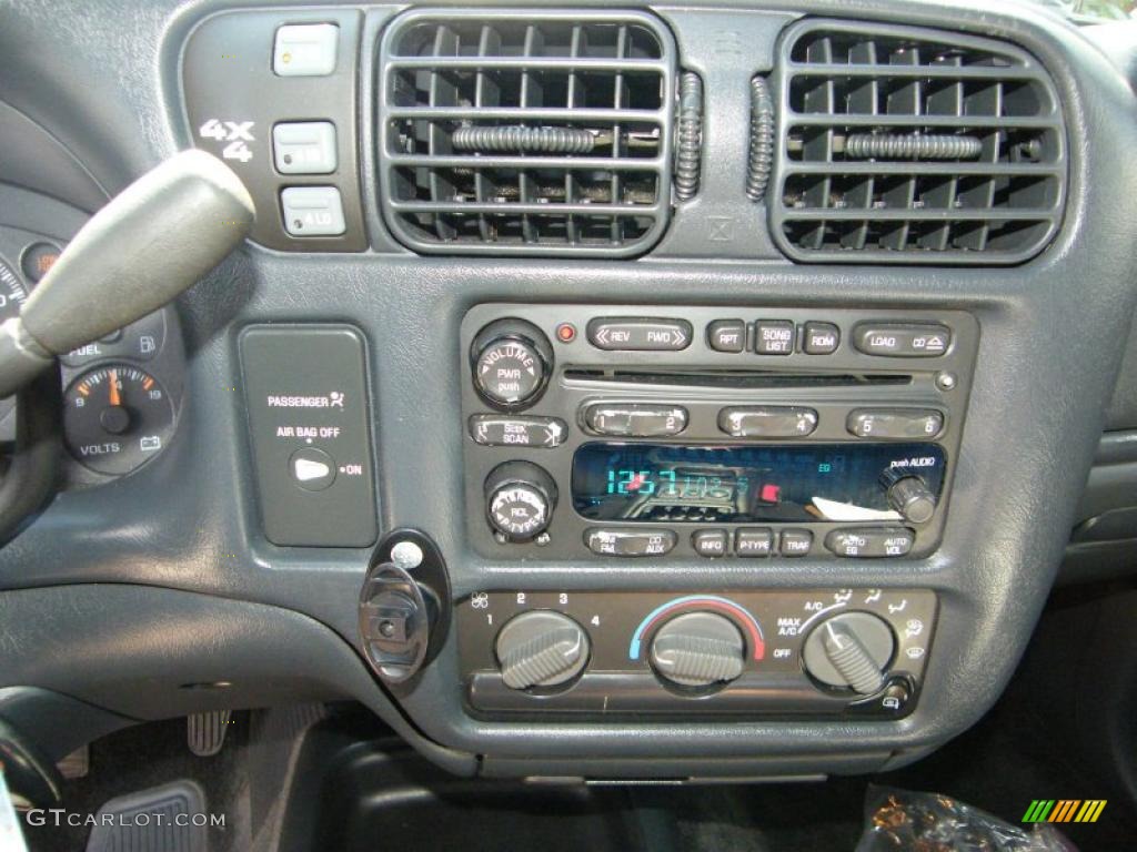 2003 Chevrolet S10 ZR2 Extended Cab 4x4 Controls Photo #38049985