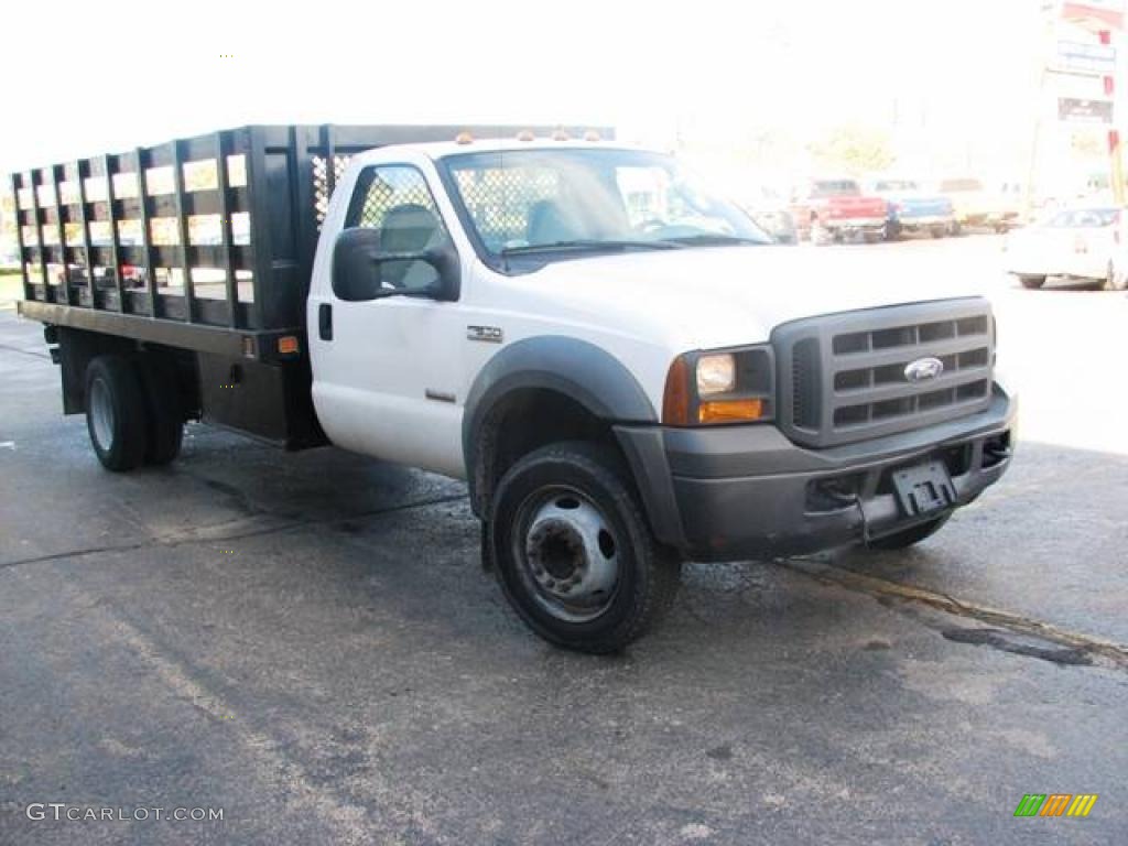 2005 F550 Super Duty XL Regular Cab Chassis - Oxford White / Medium Flint photo #2