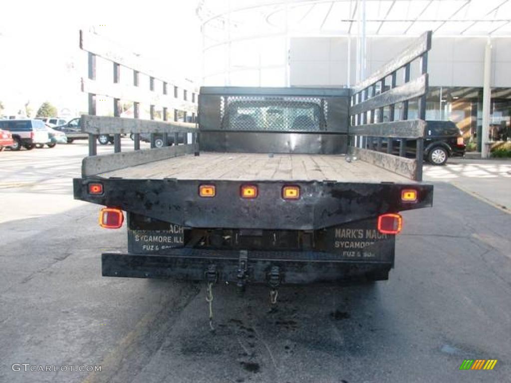 2005 F550 Super Duty XL Regular Cab Chassis - Oxford White / Medium Flint photo #3