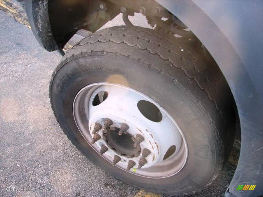 2005 F550 Super Duty XL Regular Cab Chassis - Oxford White / Medium Flint photo #6