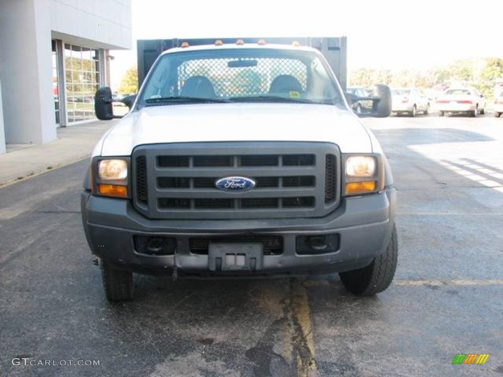 2005 F550 Super Duty XL Regular Cab Chassis - Oxford White / Medium Flint photo #7