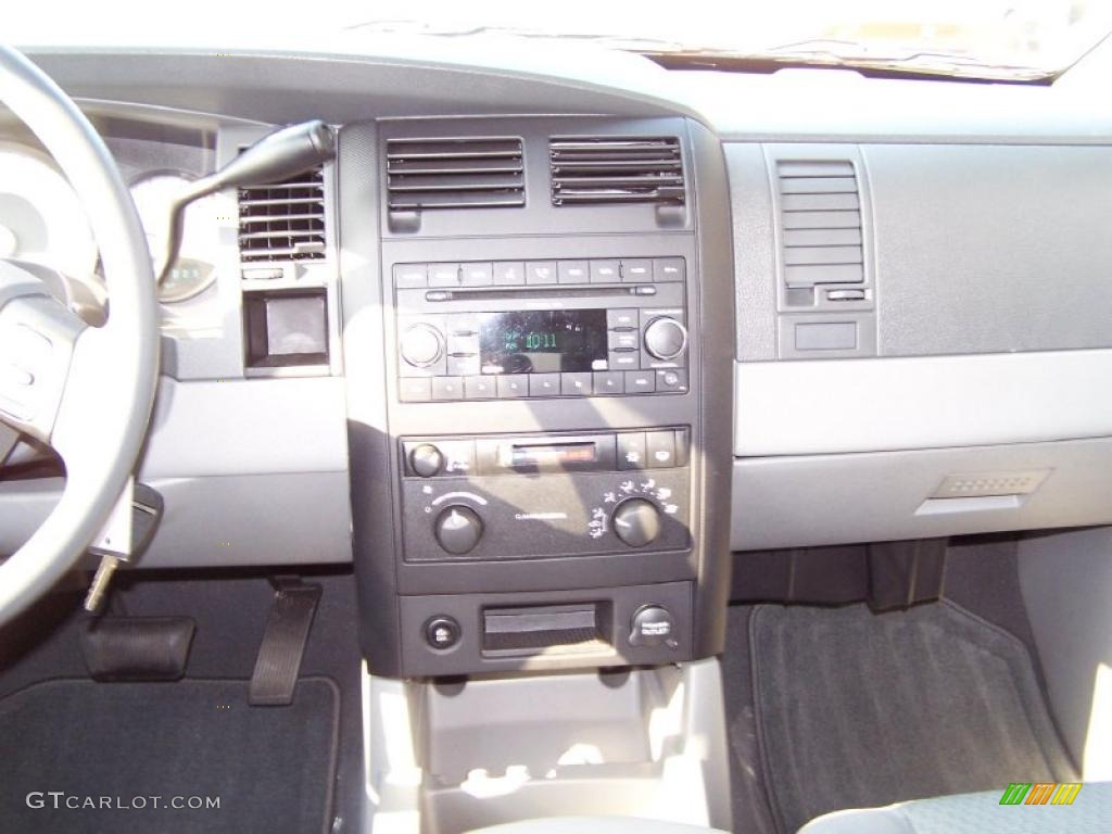 2008 Dodge Durango SXT Controls Photo #38050577