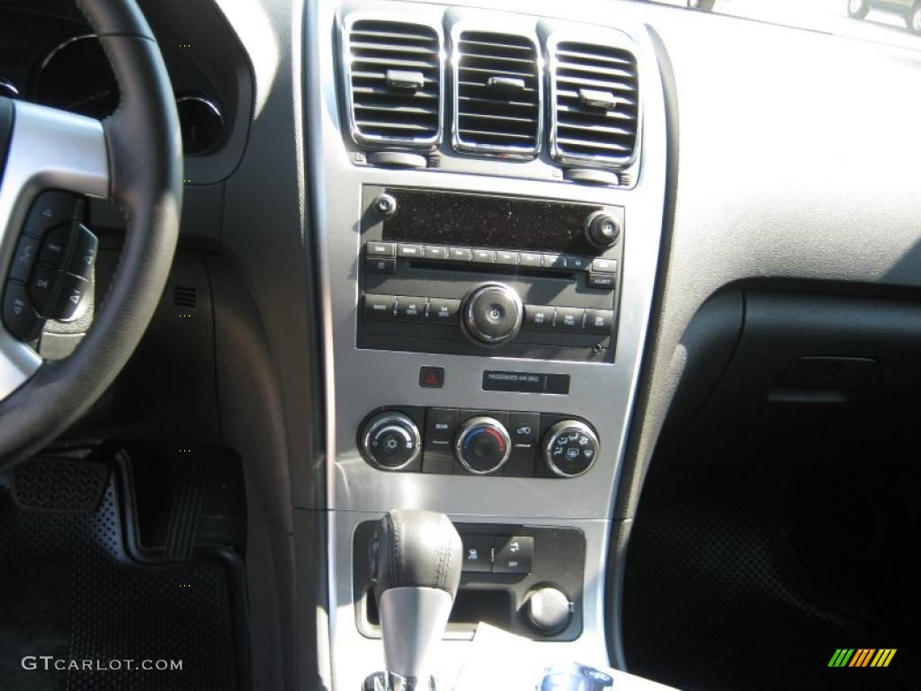 2011 GMC Acadia SLE Controls Photo #38056066