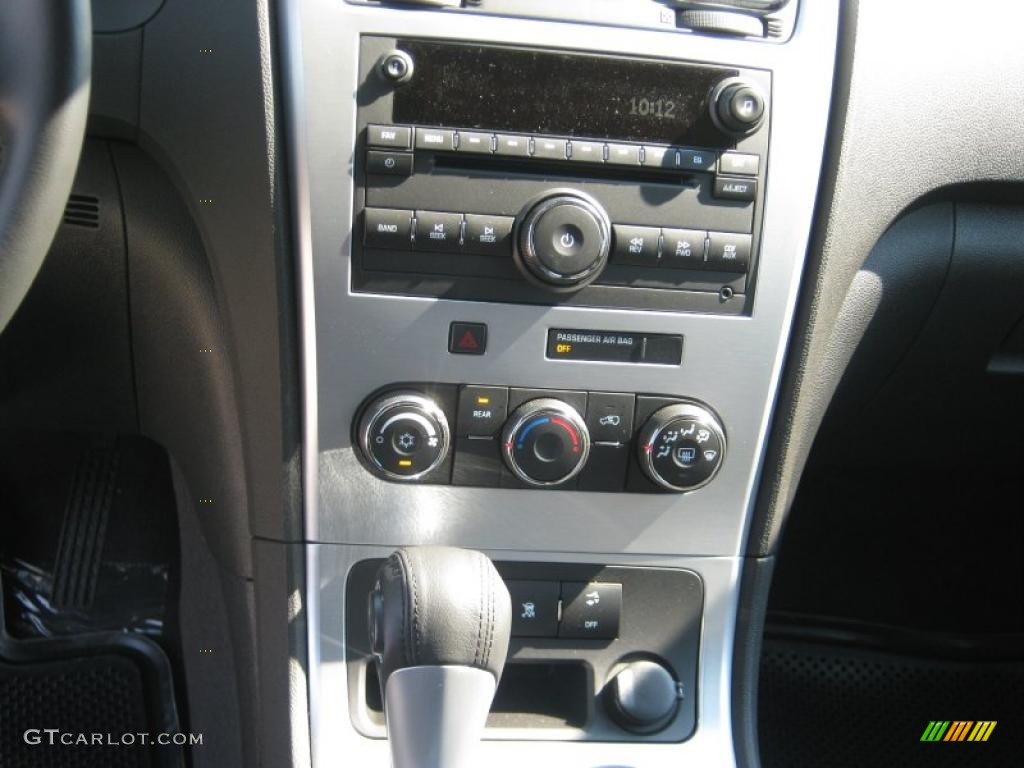 2011 GMC Acadia SLE Controls Photo #38056954