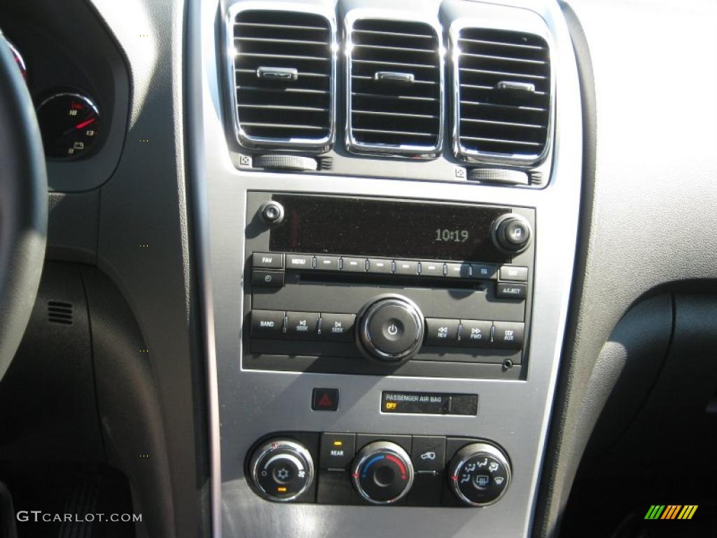 2011 GMC Acadia SLE Controls Photo #38057374