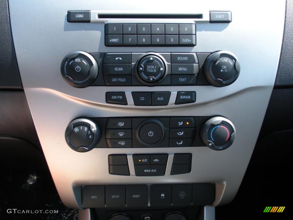 2011 Focus SE Sedan - Ingot Silver Metallic / Charcoal Black photo #9