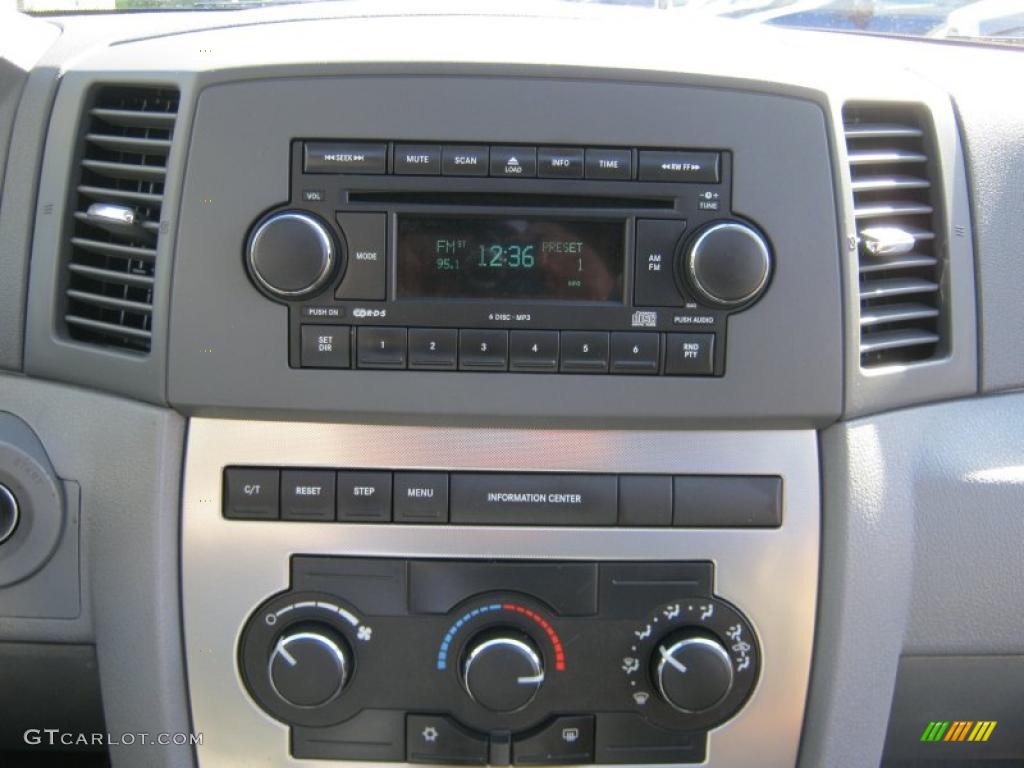 2007 Jeep Grand Cherokee Laredo 4x4 Controls Photo #38064296