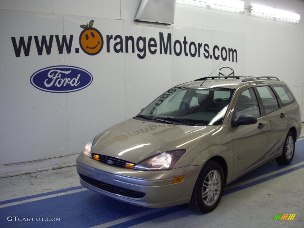 2003 Focus ZTW Wagon - Arizona Beige Metallic / Medium Graphite photo #2