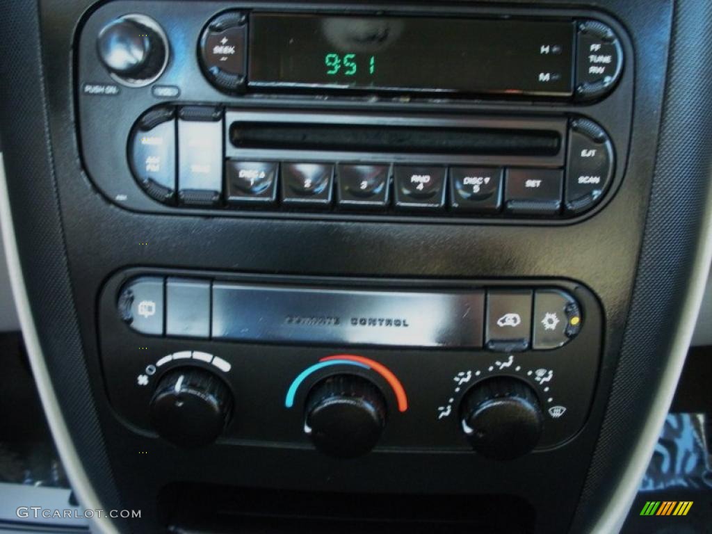 2005 Dodge Caravan SE Controls Photo #38067541
