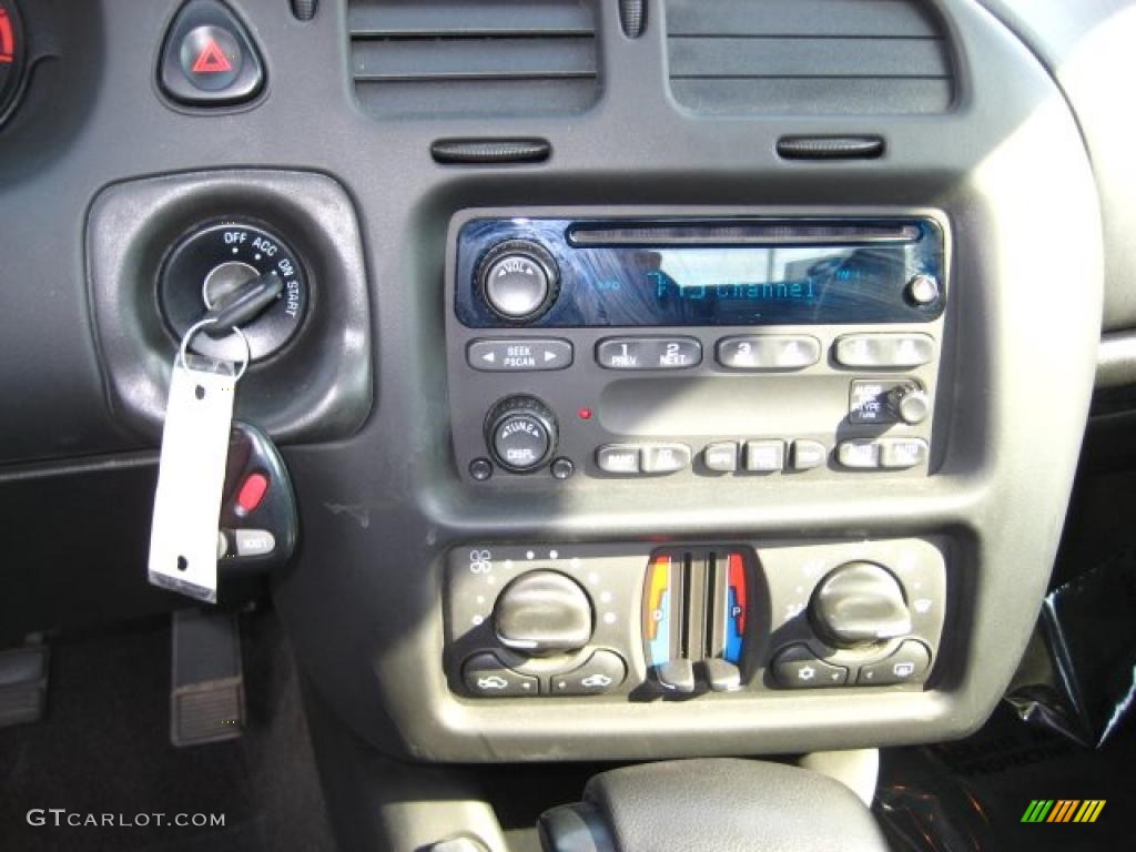 2005 Chevrolet Monte Carlo LT Controls Photo #38068669