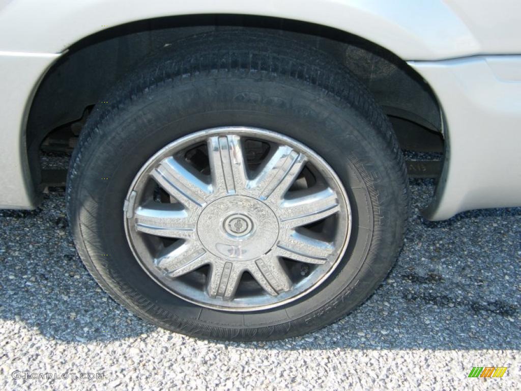2006 Chrysler Town & Country Limited Wheel Photo #38070109
