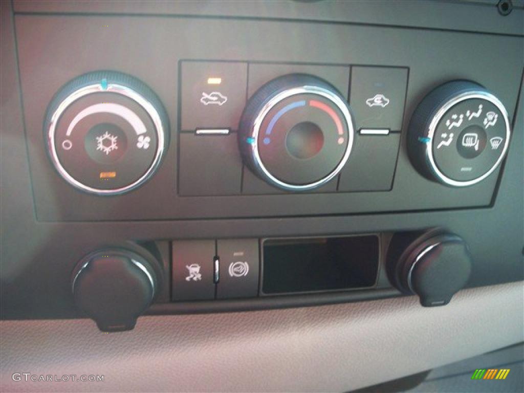 2011 Chevrolet Silverado 2500HD LT Crew Cab 4x4 Controls Photo #38072309