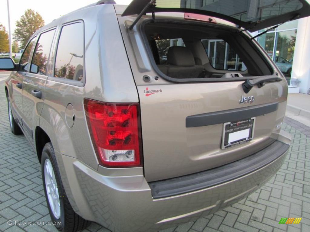 2005 Grand Cherokee Laredo - Light Khaki Metallic / Khaki photo #15