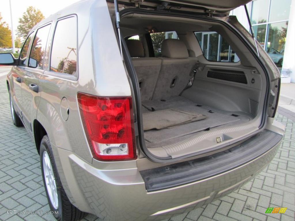 2005 Grand Cherokee Laredo - Light Khaki Metallic / Khaki photo #16