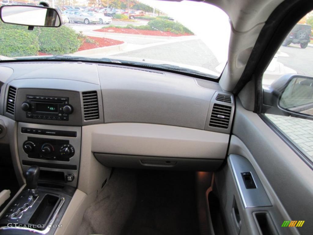 2005 Grand Cherokee Laredo - Light Khaki Metallic / Khaki photo #21