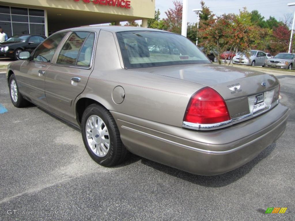 2004 Crown Victoria LX - Arizona Beige Metallic / Medium Parchment photo #2