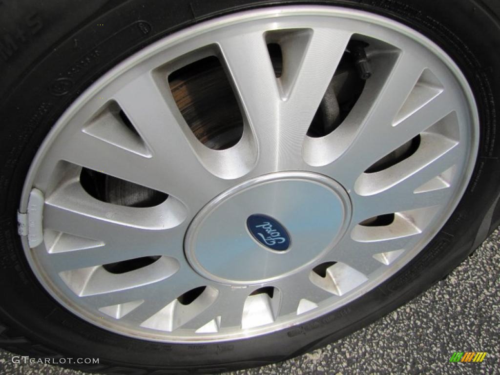 2004 Ford Crown Victoria LX Wheel Photo #38082611