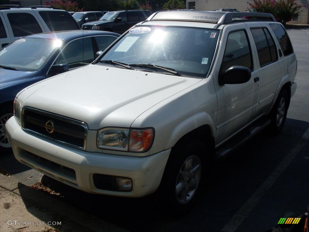 2002 Pathfinder SE 4x4 - Glacier White Pearl / Charcoal photo #1