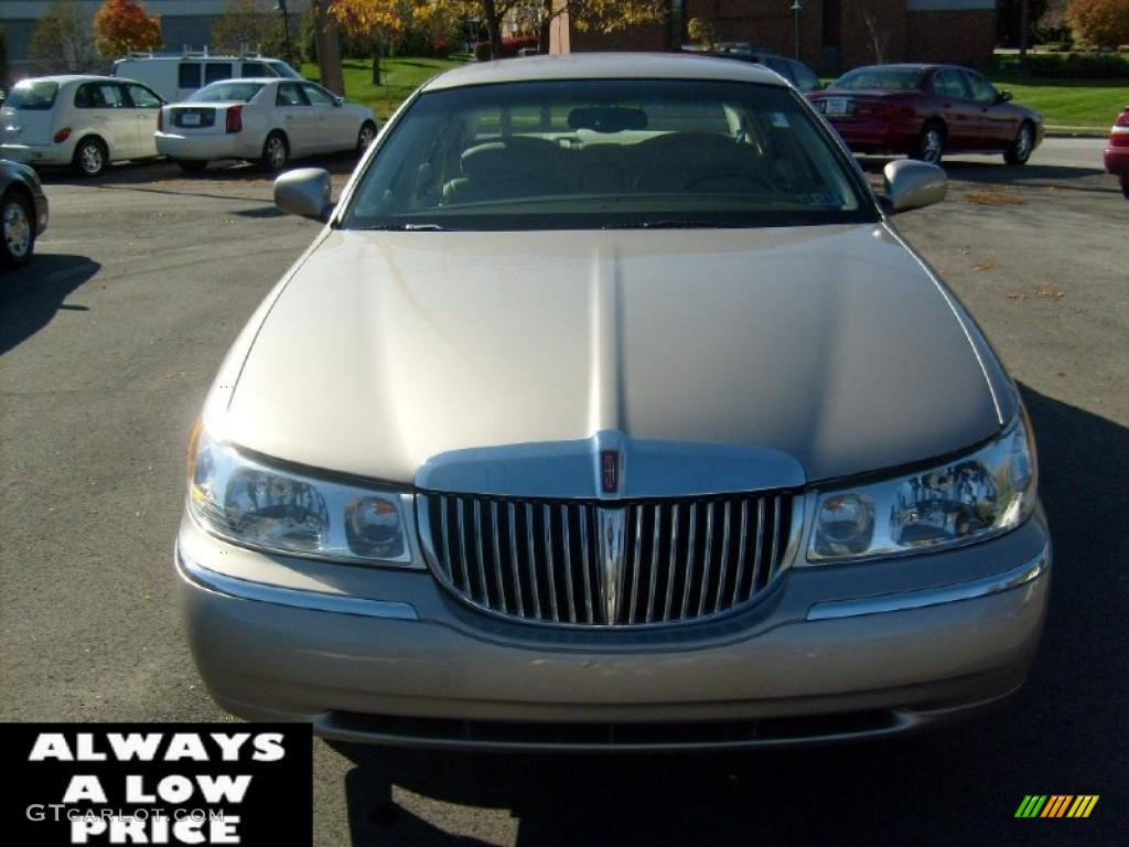 1999 Town Car Executive - Light Parchment Gold Metallic / Light Parchment photo #2