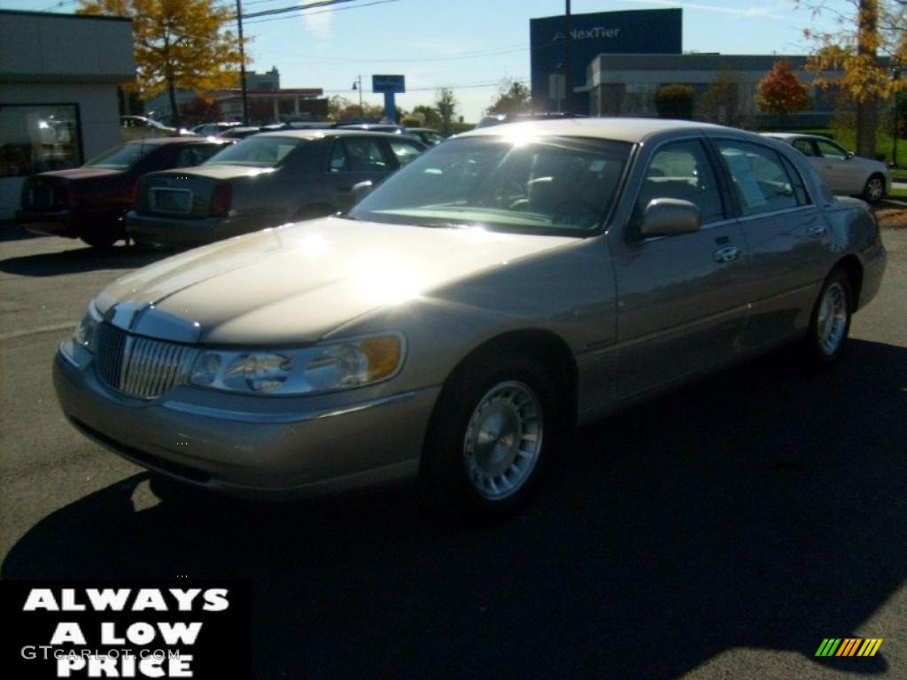 1999 Town Car Executive - Light Parchment Gold Metallic / Light Parchment photo #3