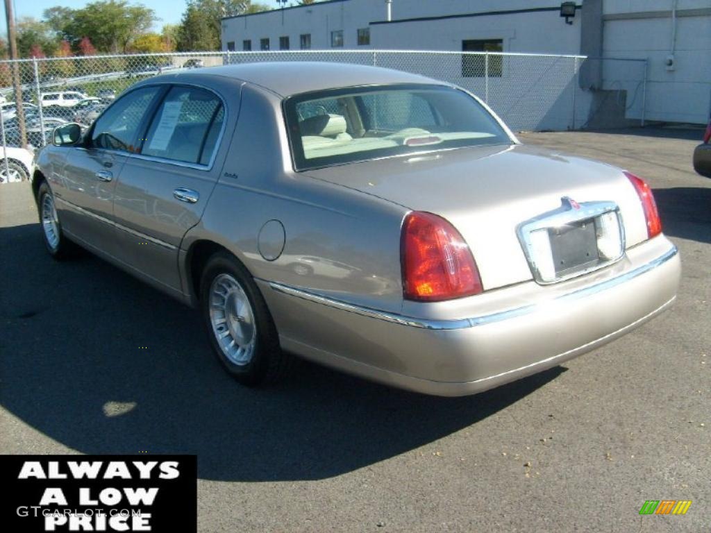 1999 Town Car Executive - Light Parchment Gold Metallic / Light Parchment photo #5