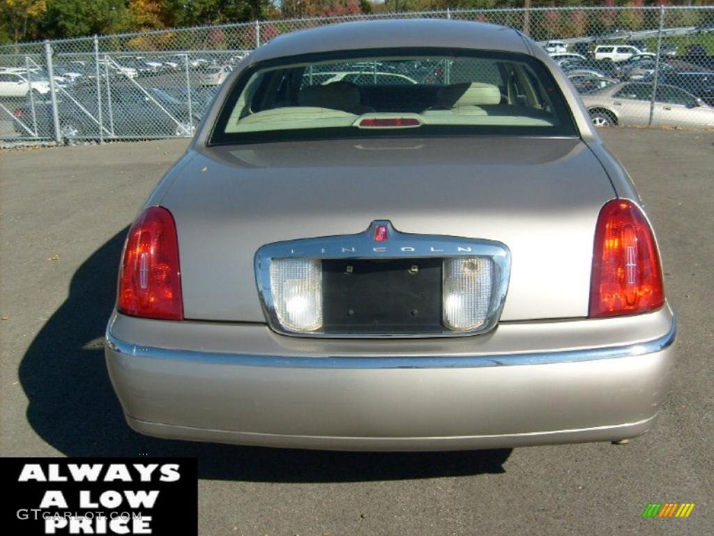 1999 Town Car Executive - Light Parchment Gold Metallic / Light Parchment photo #6