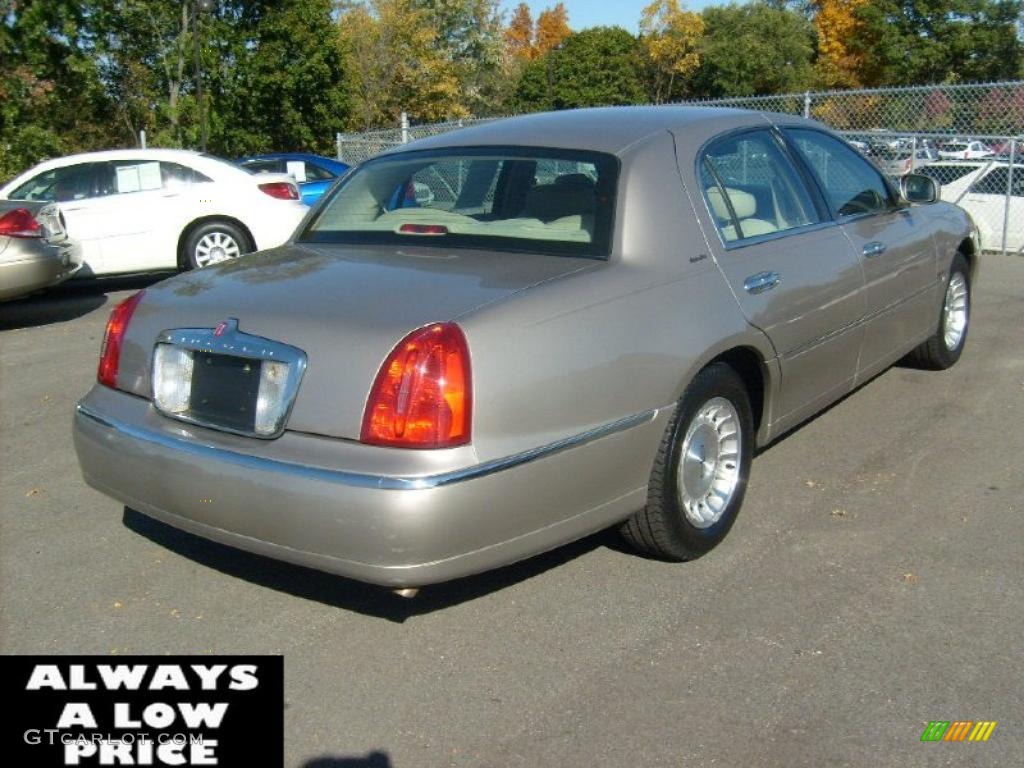 1999 Town Car Executive - Light Parchment Gold Metallic / Light Parchment photo #7