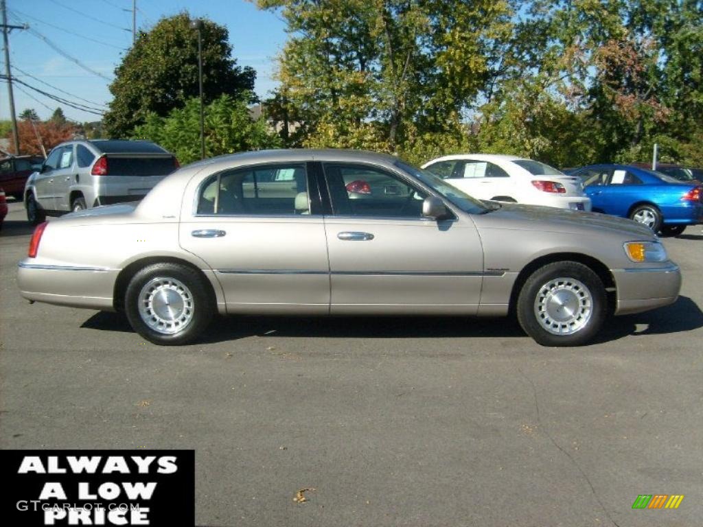 1999 Town Car Executive - Light Parchment Gold Metallic / Light Parchment photo #8