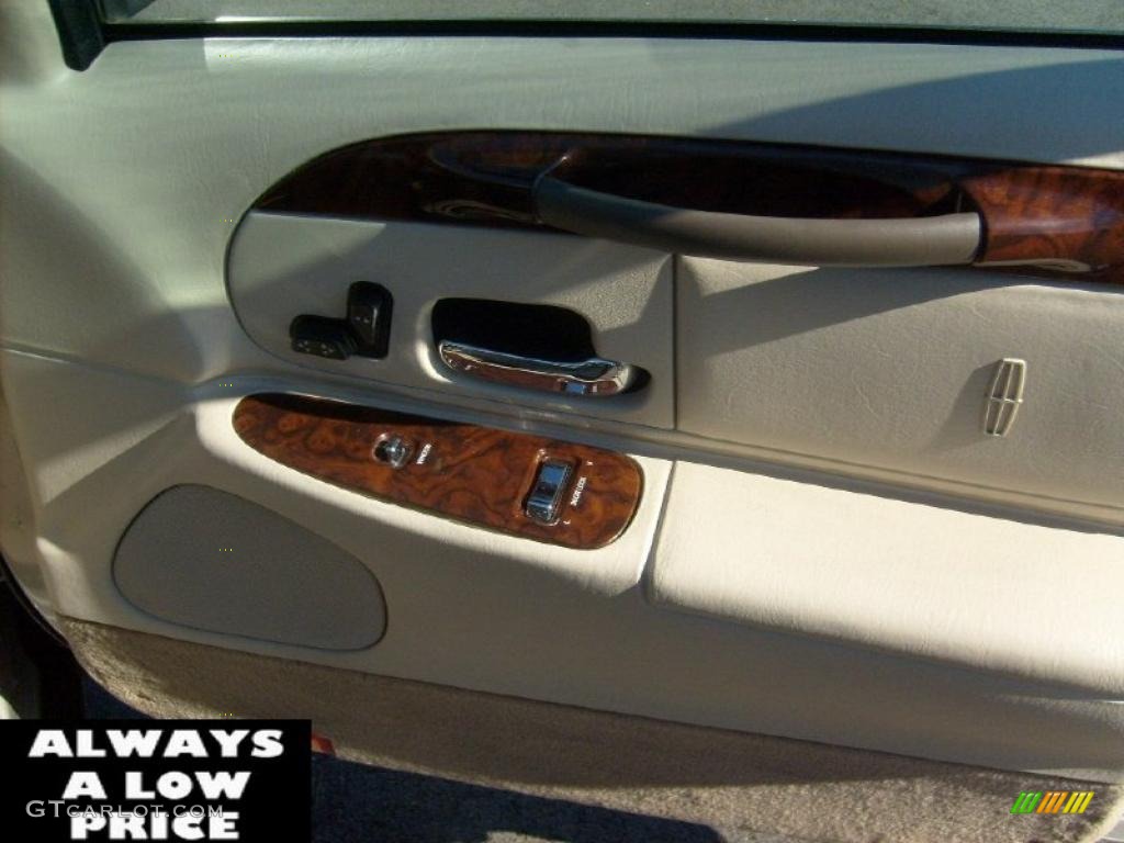 1999 Town Car Executive - Light Parchment Gold Metallic / Light Parchment photo #18