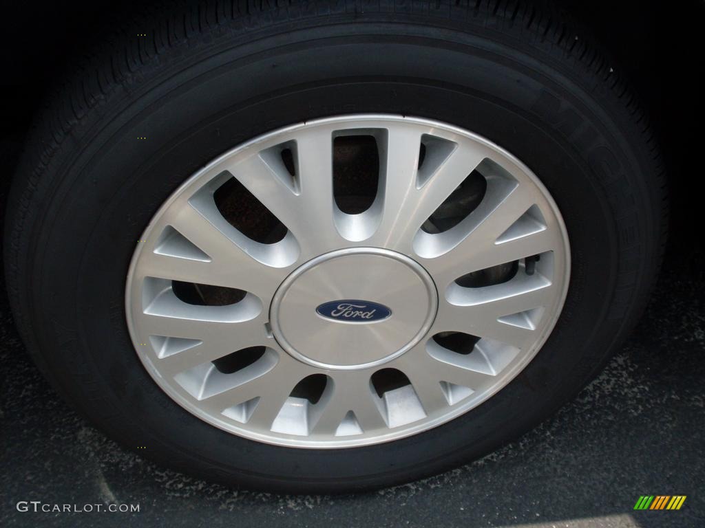 2004 Ford Crown Victoria LX Wheel Photo #38085091