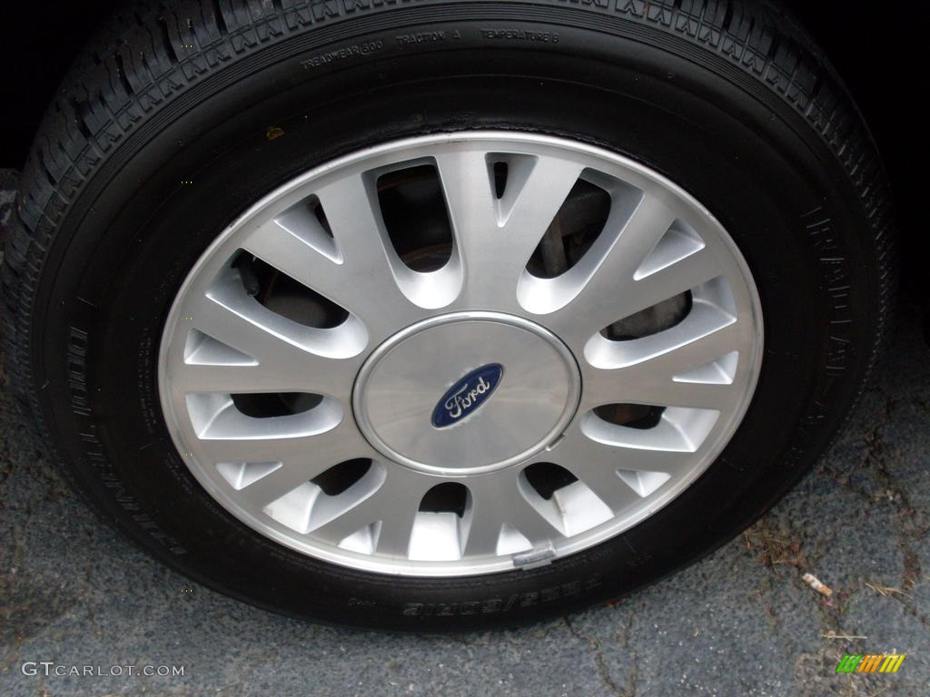 2004 Ford Crown Victoria LX Wheel Photo #38086599