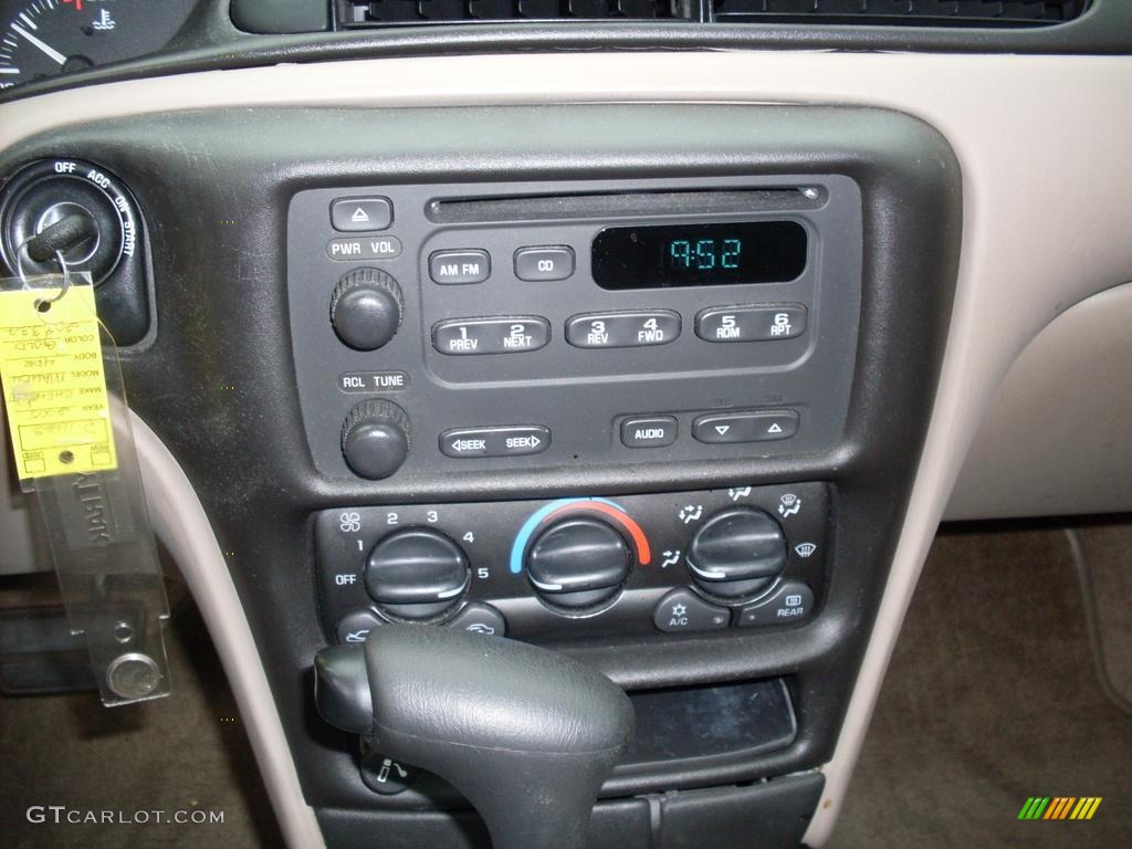 2005 Chevrolet Classic Standard Classic Model Controls Photo #38088911