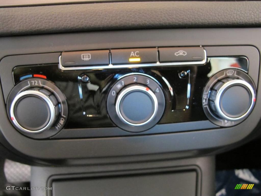 2011 Volkswagen Tiguan S Controls Photo #38090667