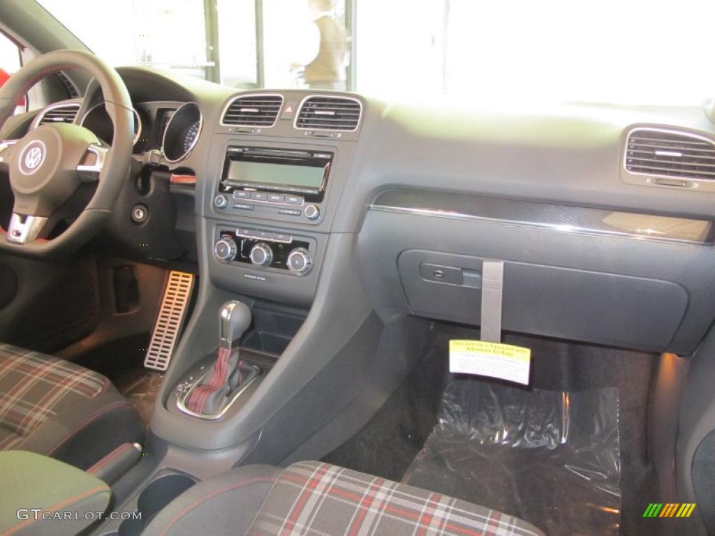 2011 Volkswagen GTI 4 Door Interlagos Plaid Cloth Dashboard Photo #38091471